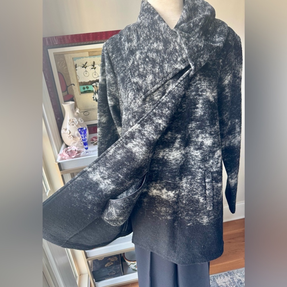 Paraphrase Black and White Women's Cape - Picture 5 of 7